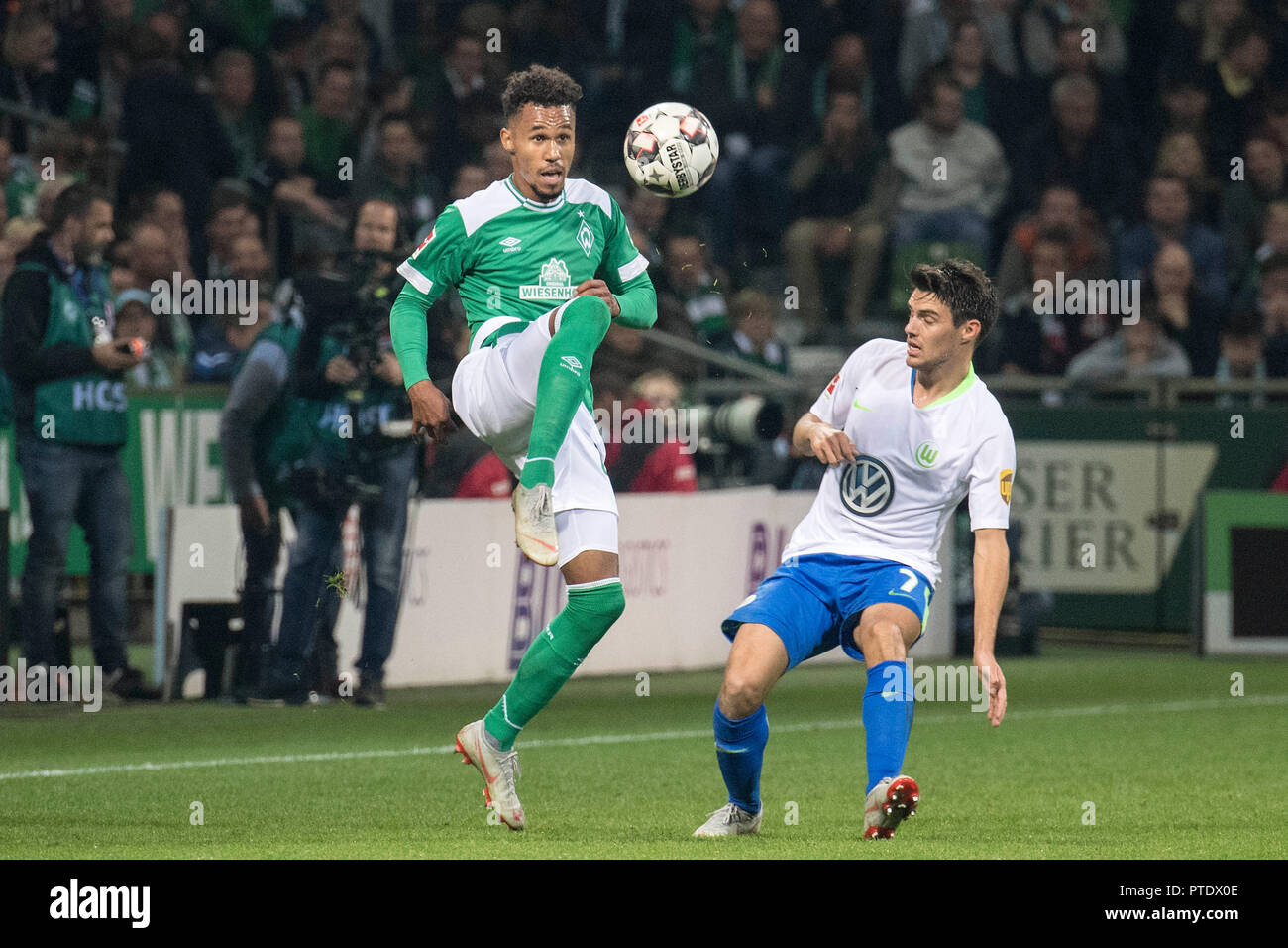 Brema, Deutschland. 05 ott 2018. Theodor GEBRE SELASSIE (HB) (l) in azione con sfera, osservata da Josip BREKALO (WOB); gioco scena, duelli; Soccer 1. Bundesliga, 7. giornata, SV Werder Bremen (HB) - VfL Wolfsburg (WOB) 2: 0, il 05.10.2018 in Bremen/Germania. | Utilizzo di credito in tutto il mondo: dpa/Alamy Live News Foto Stock