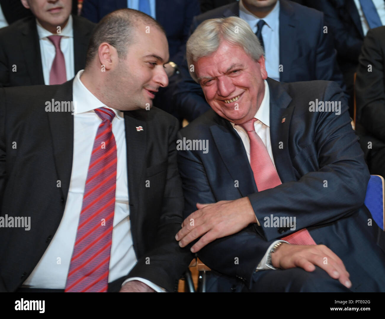 Francoforte, Germania. 09 ottobre 2018, Assia, Frankfurt principale: Mamuka Bakhtadze (l), il Primo Ministro della Georgia e Volker Bouffier (CDU), il Primo Ministro dello stato di Hesse, hanno preso il loro posto all'apertura del settantesimo Frankfurt Book Fair. La Georgia è questo anno di ospite d onore alla Fiera del libro. Il più grande del mondo mostra del libro si svolge dal 10 al 14 Ottobre. Foto: Arne Dedert/dpa Foto Stock