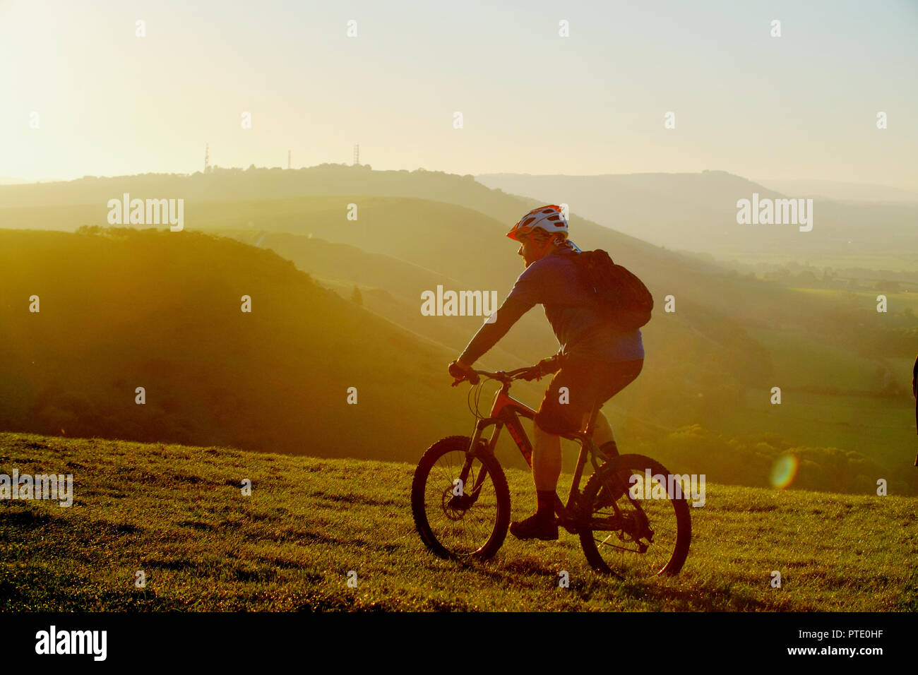 Devils Dyke, Brighton, Regno Unito. Il 9 ottobre 2018. Le persone che si godono gli ultimi raggi di sole sui demoni Dyke, nel South Downs National Park, dopo una giornata calda e soleggiata. Credito: Peter Cripps/Alamy Live News Foto Stock