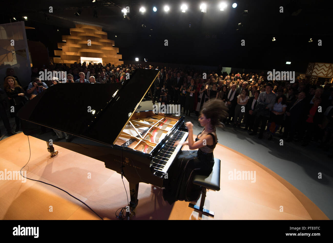 Francoforte, Germania. 09 ottobre 2018, Assia, Frankfurt principale: Khatia Buniatishvili, Georgian-French pianista, svolge nel padiglione dell'ospite d'onore. Fiera del Libro di Francoforte (10 Ottobre al 14 ottobre 2018) è la più grande fiera del libro in tutto il mondo. La Georgia è l ospite d onore al settantesimo Frankfurt Book Fair. Foto: Andreas Arnold/dpa Foto Stock