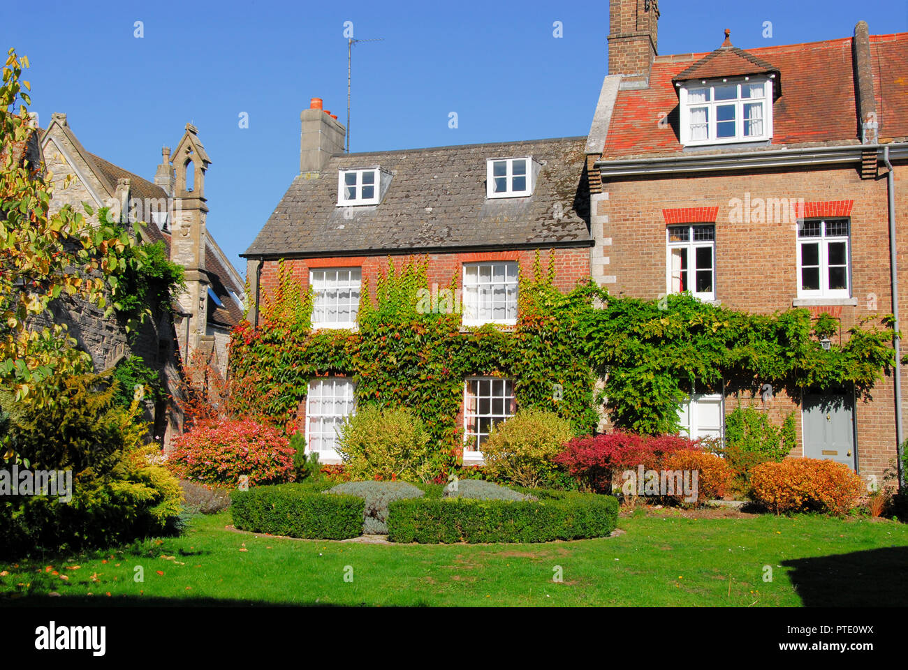 Dorchester. Il 9 ottobre 2018. La soleggiata perimetro della Trinità Santa Chiesa Cattolica, Dorchester, capoluogo di contea di Dorset Credito: stuart fretwell/Alamy Live News Foto Stock