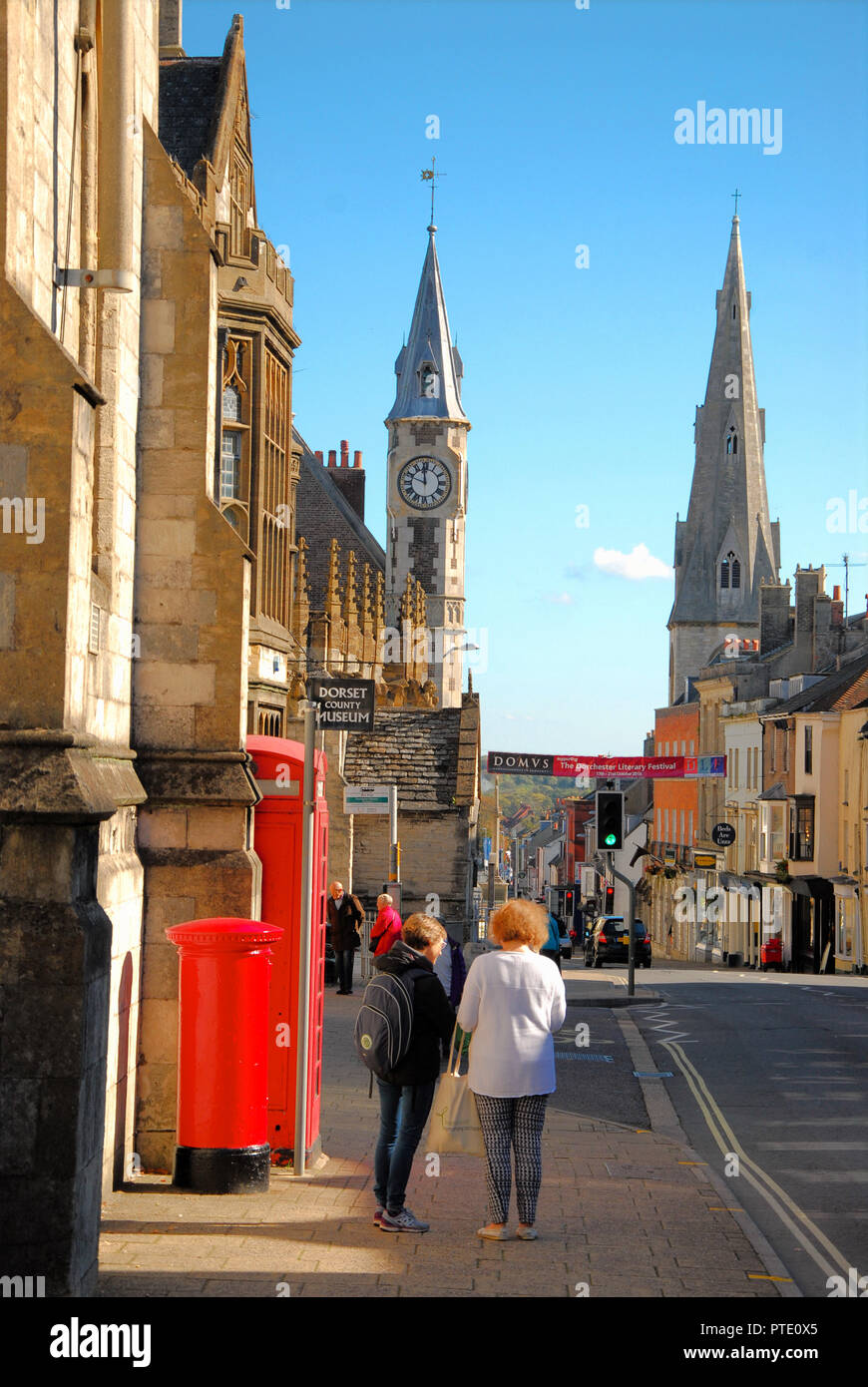 Dorchester. Il 9 ottobre 2018. Tradizionale in rosso la pubblicazione di box nella soleggiata Dorchester, capoluogo di contea di Dorset Credito: stuart fretwell/Alamy Live News Foto Stock