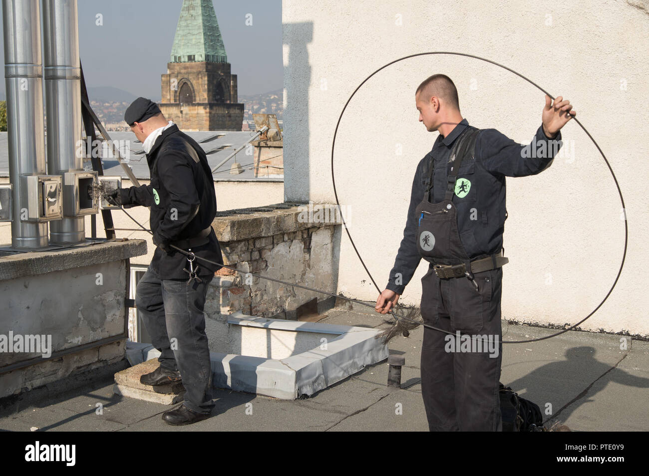 Budapest, Ungheria. 9 Ott, 2018. Spazzatrici camino opera su un tetto a Budapest, Ungheria, ad Ottobre 9, 2018. Spazzatrici camino' aumenta il carico di lavoro durante la stagione autunnale e invernale quando le persone cominciano a utilizzare sistemi di riscaldamento in Ungheria. Credito: Attila Volgyi/Xinhua/Alamy Live News Foto Stock