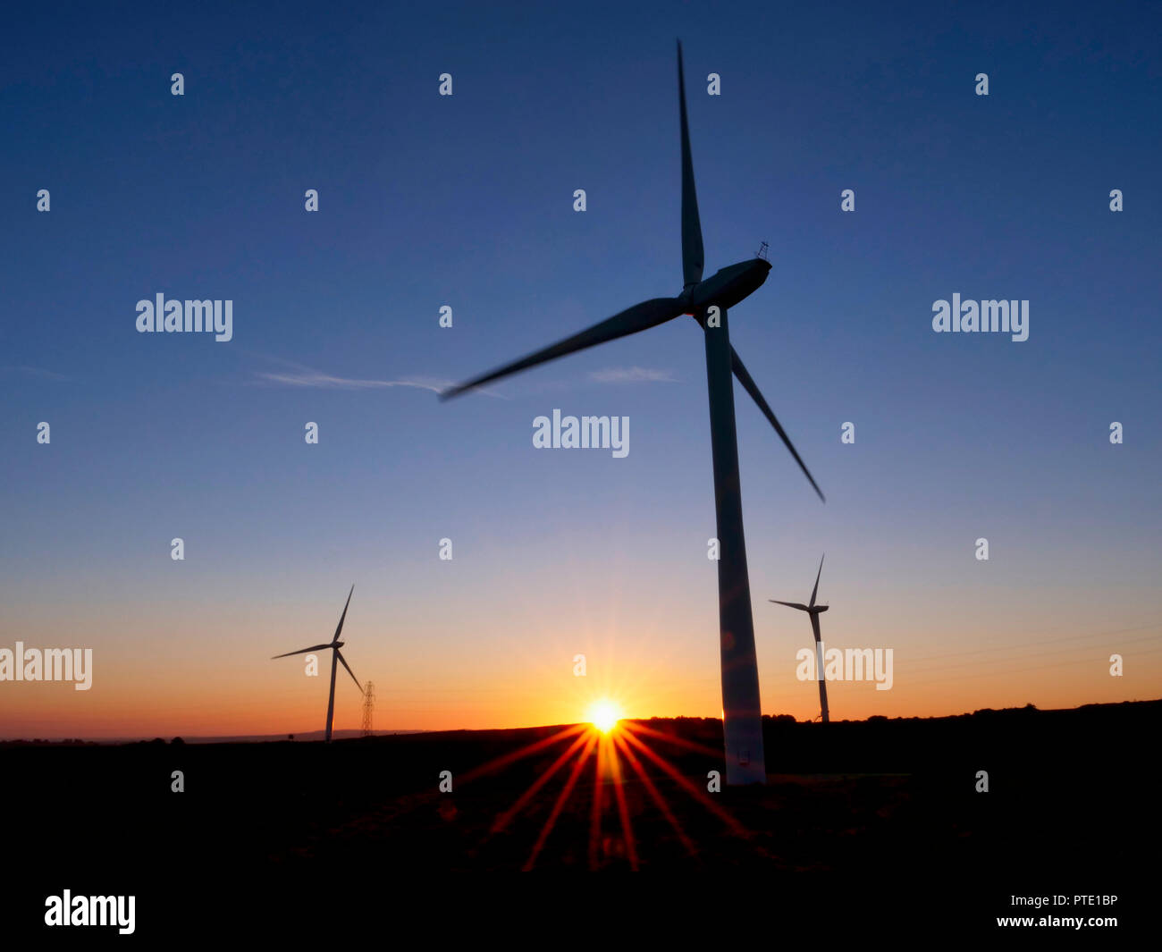 Harborough rocce wind farm, Peak District, UK. Il 9 ottobre, 2018. Regno Unito Meteo spettacolare tramonto a Harborough rocce wind farm dopo un insolitamente calda giornata di ottobre nel Parco Nazionale di Peak District dovuti ai cambiamenti climatici e il riscaldamento globale Credito: Doug Blane/Alamy Live News Foto Stock