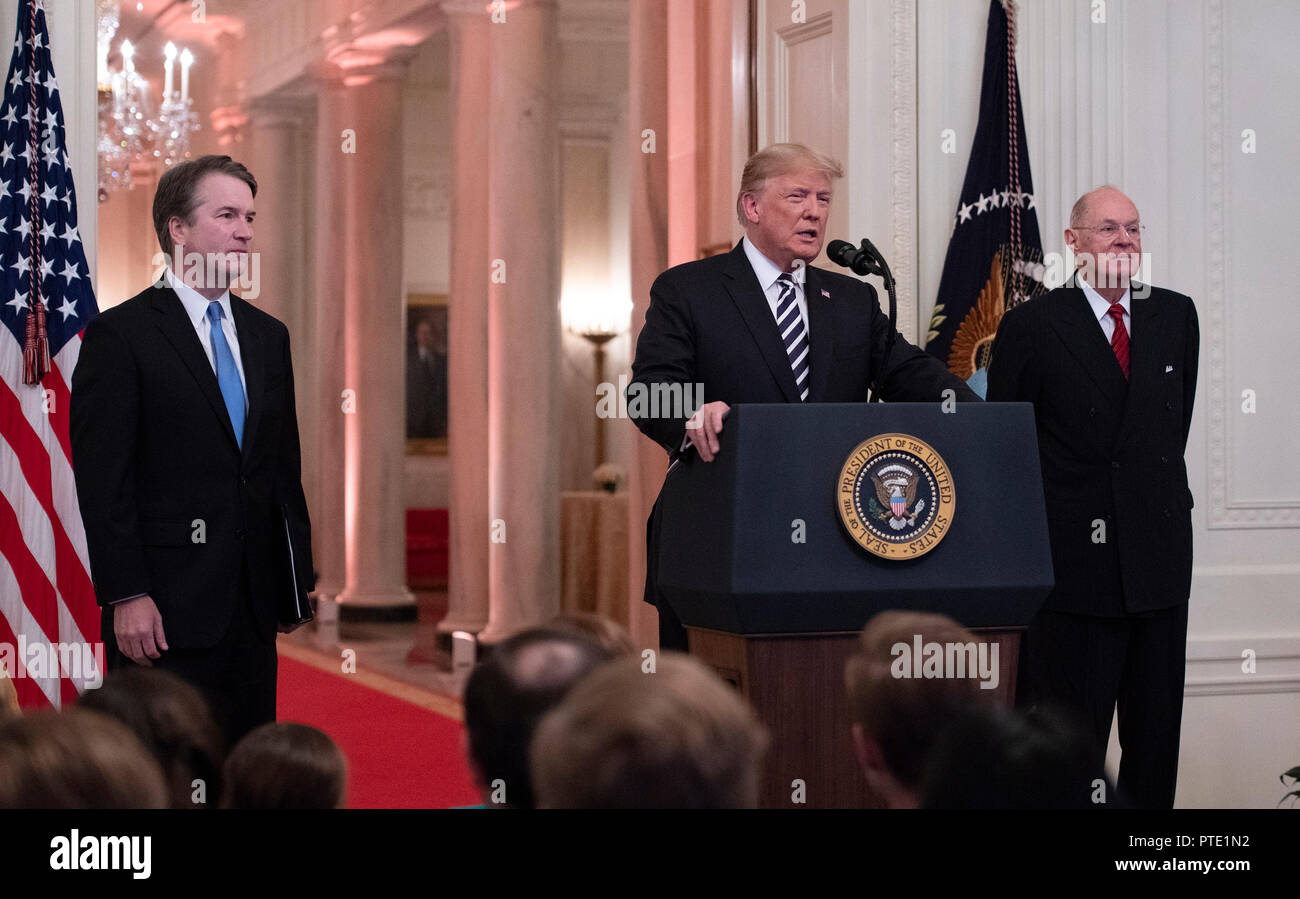 Il Presidente degli Stati Uniti, Trump, centro rende commento come egli ospita un cerimoniale di giuramento in occasione della cerimonia per associare la giustizia della Corte suprema degli Stati Uniti Brett Kavanaugh, sinistra, nella Sala Est della Casa Bianca di Washington, DC il lunedì, 8 ottobre 2018. Kavanaugh ha preso formalmente il giuramento sabato ore dopo è stato confermato dal Senato degli Stati Uniti. A destra è ex socio della Corte Suprema Anthony M. Kennedy. Credito: Ron Sachs/CNP (restrizione: NO New York o New Jersey o giornali quotidiani nel raggio di 75 miglia da New York City) | utilizzo in tutto il mondo Foto Stock