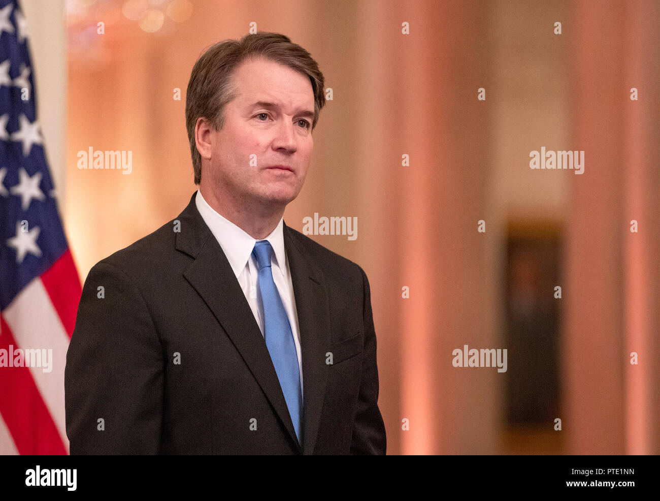 Associare la giustizia della corte suprema Brett Kavanaugh ascolta come presidente degli Stati Uniti Trump rende commento come egli ospita un cerimoniale di giuramento in occasione della cerimonia per la Kavanaugh nella Sala Est della Casa Bianca di Washington, DC il lunedì, 8 ottobre 2018. Kavanaugh ha preso formalmente il giuramento sabato ore dopo è stato confermato dal Senato degli Stati Uniti. Credito: Ron Sachs/CNP (restrizione: NO New York o New Jersey o giornali quotidiani nel raggio di 75 miglia da New York City) | utilizzo in tutto il mondo Foto Stock