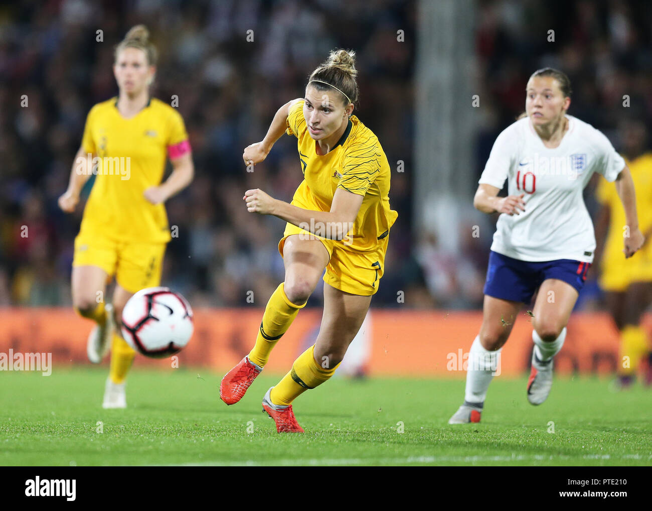 Craven Cottage, Londra, Regno Unito. 9 Ott, 2018. Womens International Football Friendly, tra Inghilterra e Australia; Steph Catley di Australia si rompe il credito veloce: Azione Plus sport/Alamy Live News Foto Stock