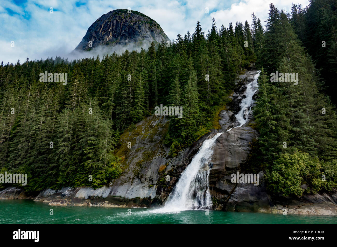 Foro nella parete cascata in Tracy braccio, a sud-est di Alaska, Stati Uniti d'America Foto Stock