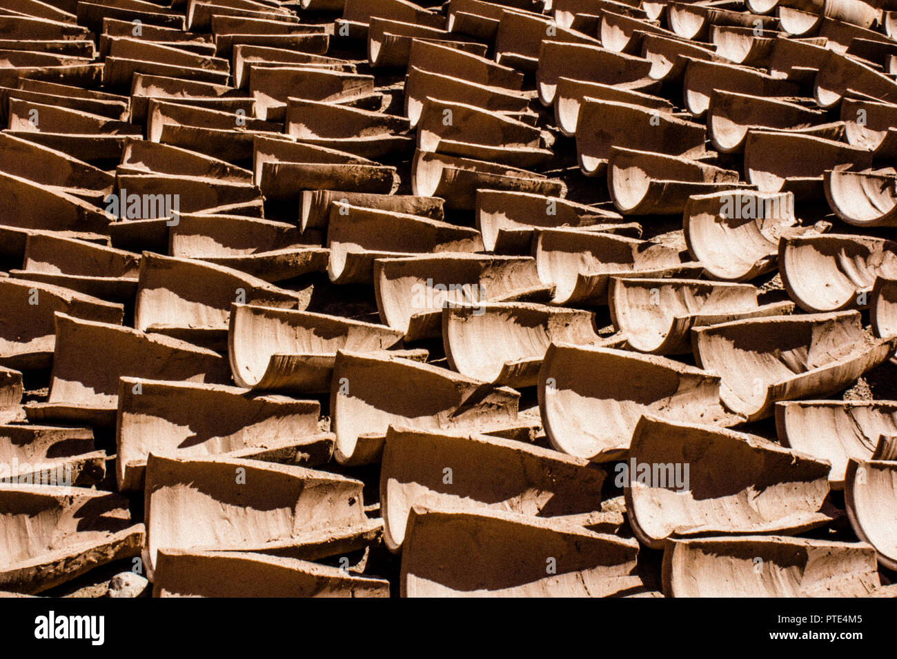 Argilla fatti a mano tegole del tetto essendo realizzati in Marocco Foto Stock