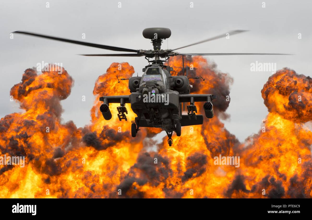 Un Royal Air Force WAH-64D Apache elicottero dimostra la sua capacità di combattimento per gli spettatori durante il 2017 Royal International Air Tattoo (RIAT) a RAF Fairford, England, Regno Unito, il 16 luglio 2017. Questo anno commemorato la U.S. Air Force il settantesimo anniversario, che è stato evidenziato nel corso RIAT visualizzando la sua discendenza e i miglioramenti apportati in termini di aerei militari. Foto Stock