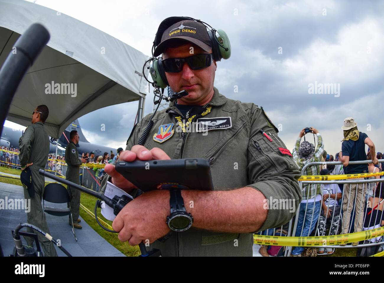 Stati Uniti Air Force Capt. Kent Nord, un pilota di caccia assegnato al Viper est team di dimostrazione in base a Shaw Air Force Base, si prepara per una dimostrazione a José María Córdoba International Airport durante la Feria Aeronautica Internacional-Colombia 2017 a Rionegro, Colombia, luglio 15, 2017. La forza aerea degli Stati Uniti sta partecipando a quattro giorni di air show con due South Carolina Air National Guard F-16s come static visualizza, plus visualizza statico di una KC-135, KC-10, lungo con un F-16 dimostrazione dell'antenna dal combattimento aereo il comando di vipera est Demo Team. Negli Stati Uniti la partecipazione militare in t Foto Stock