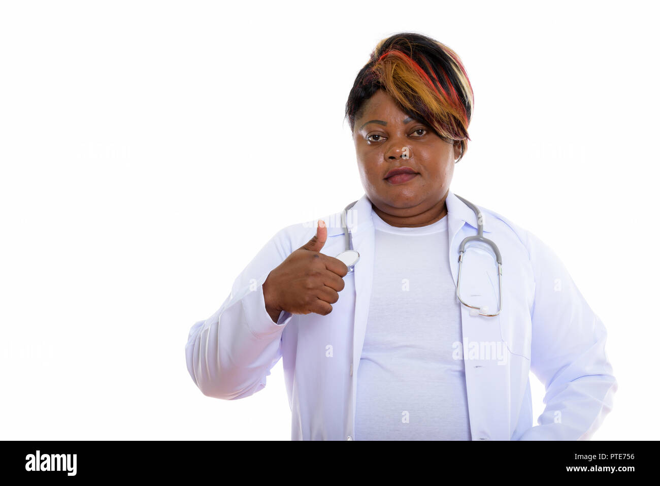 Studio shot di grasso nero donna africana medico dando pollice in alto Foto Stock