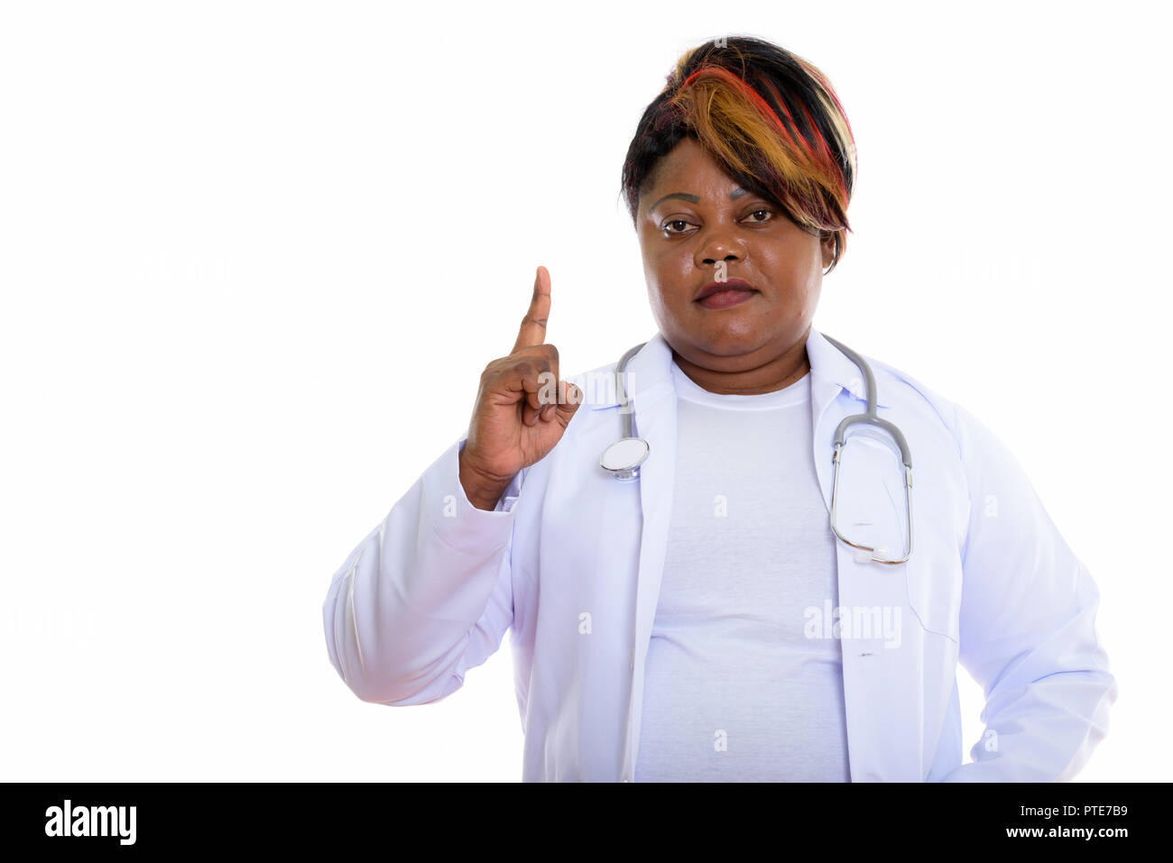 Studio shot di grasso nero donna africana medico puntare il dito fino Foto Stock