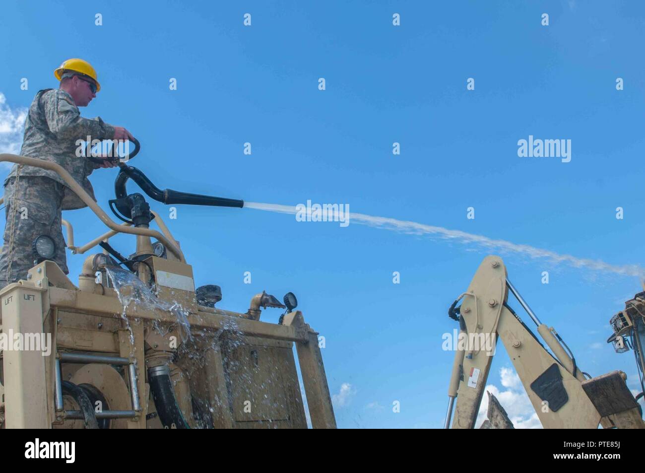 Cpl. George Hawkins, 733rd Engineering Company, Greenville, Tennessee, usa un cannone ad acqua per pulire attrezzature da costruzione, procedura di manutenzione ordinaria durante la risoluta Castello 17, a Cincu, Romania, 15 giugno 2017. Hawkins, lavora come manager del negozio in anticipo Ricambi auto e viaggiato in Romania dalla sua casa di Clinton, Tennessee con colleghi ingegneri dell esercito per costruire una manovra di campo di addestramento. Una volta completata questa funzione consentirà di combattere le unità di armi da parte degli Stati Uniti, le forze alleate e nazioni partner la possibilità di affinare le loro abilità di combattimento e di migliorare la loro letalità in unione thea Foto Stock