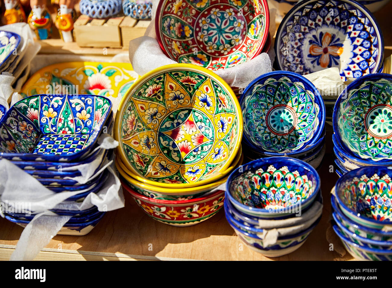 Il blu e il giallo di ceramica decorativa piastre sulla strada del mercato  nella città di Bukhara, Uzbekistan Foto stock - Alamy