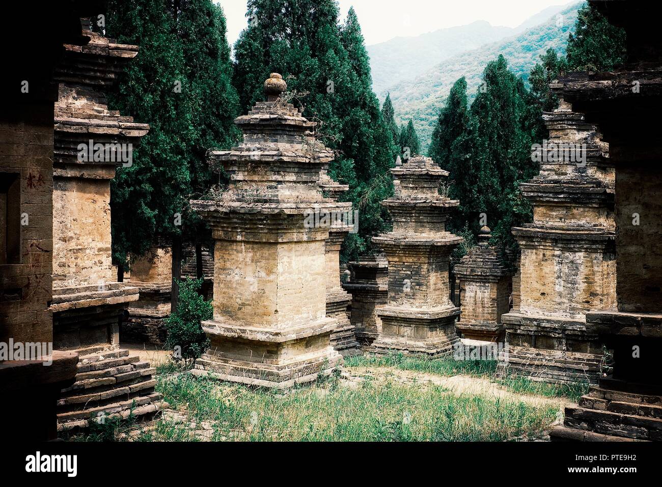 Monastero Shaolin / Cina - 15 Maggio 2010: stupa al vecchio mondo famoso motivi che è stata la base per molti film Foto Stock