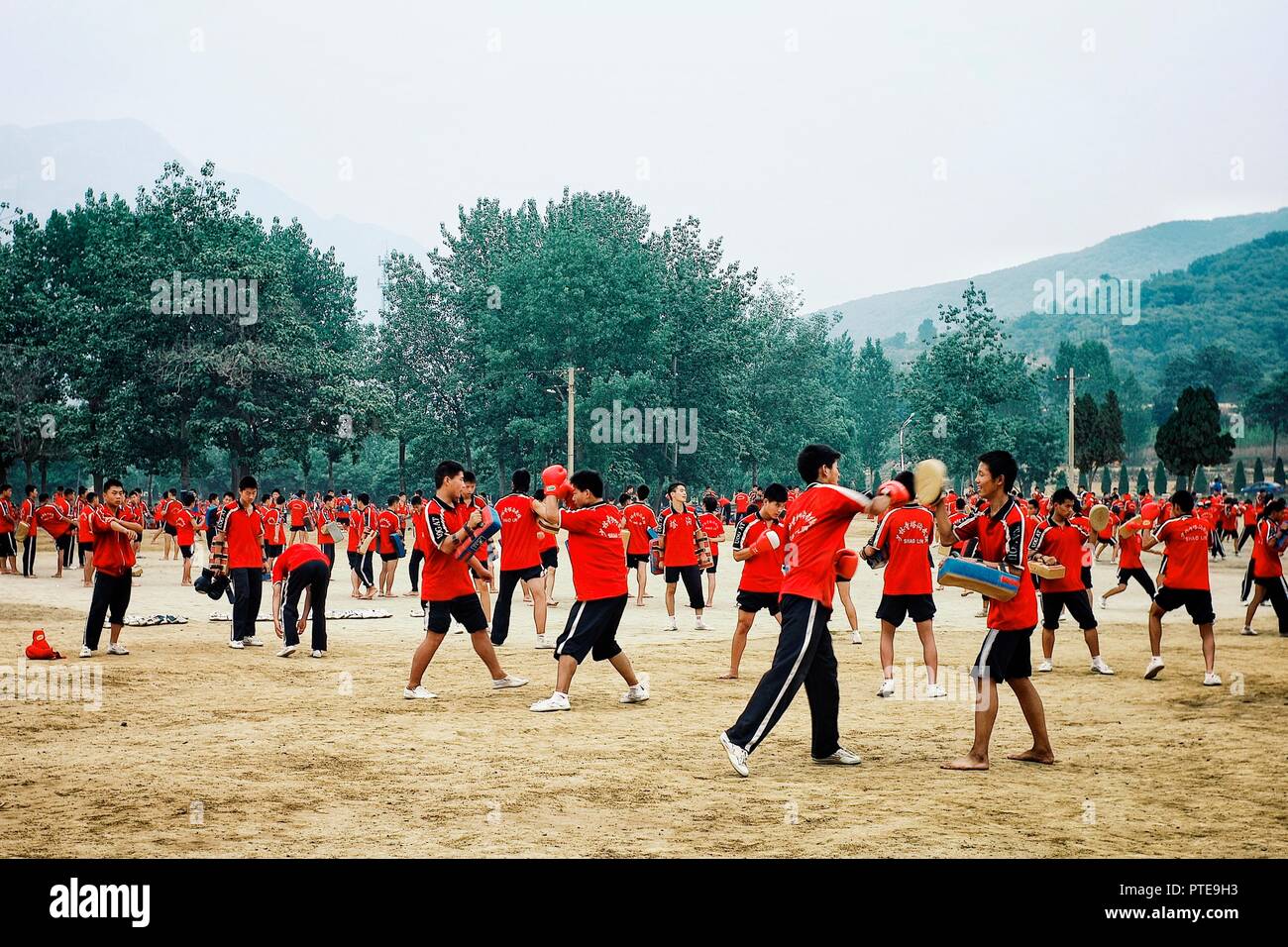 Monastero Shaolin / Cina - 15 Maggio 2010: mattina pratica presso il vecchio mondo famoso motivi che è stata la base per molti film Foto Stock