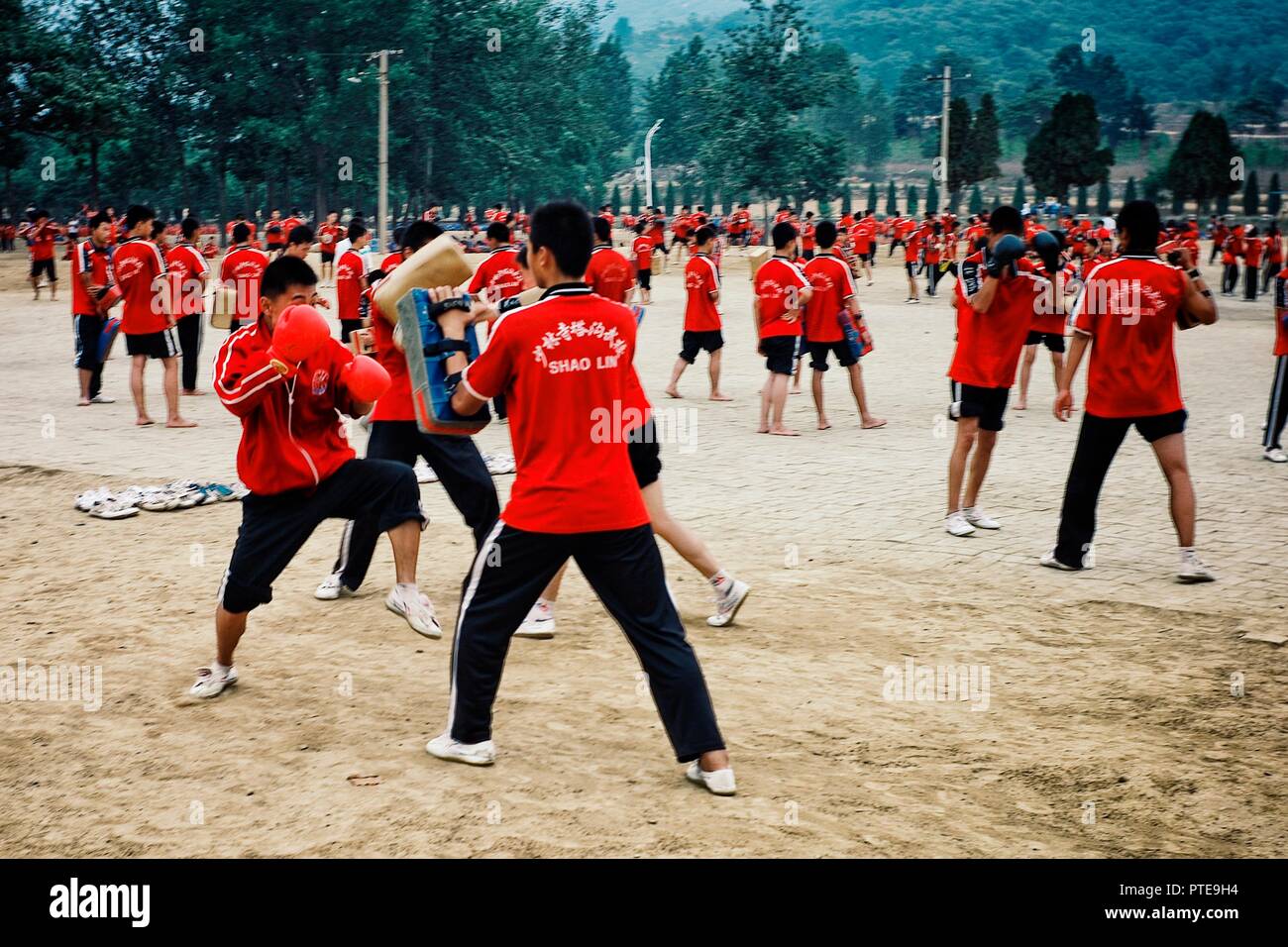 Monastero Shaolin / Cina - 15 Maggio 2010: mattina pratica presso il vecchio mondo famoso motivi che è stata la base per molti film Foto Stock