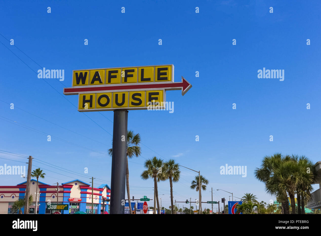 Cocoa Beach, Florida, Stati Uniti d'America - 28 Aprile 2018: Il segno Waffle House contro il cielo blu Foto Stock