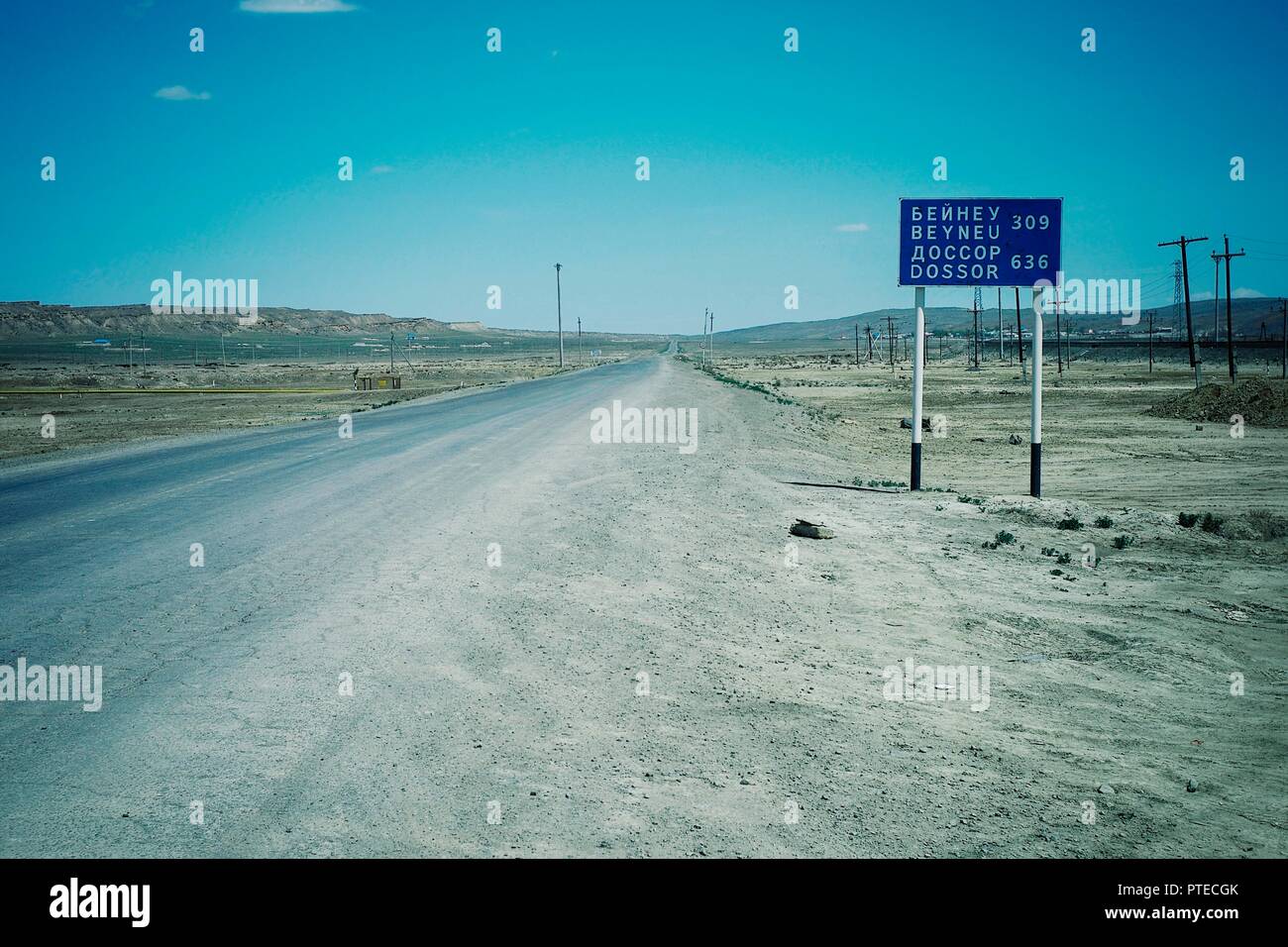 Aktau / Kazakistan - Apr 28 2011: strade solitarie attraversando il deserto dove gli insediamenti sono scarsi e lontano nel tra Foto Stock