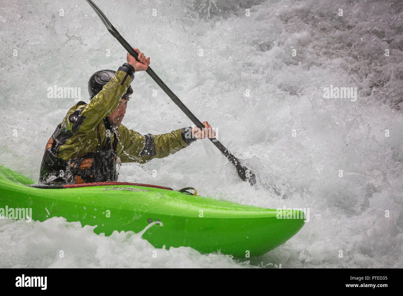 Kayaker rapide di negoziato sulla bellezza Creek nel Parco Nazionale di Jasper, Canada. Foto Stock