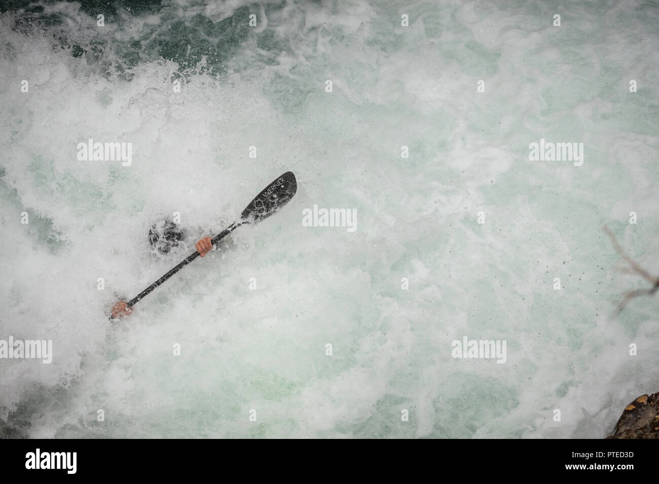 Kayaker rapide di negoziato sulla bellezza Creek nel Parco Nazionale di Jasper, Canada. Foto Stock