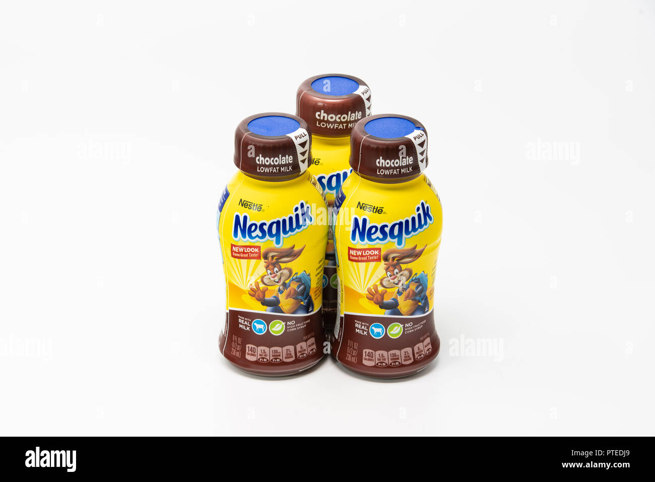 Portland, O / STATI UNITI D'America - 8 Ottobre 2018: tre da Nesquik Nestle azienda cioccolato al latte bottiglie con bevande per bambini su sfondo chiaro Foto Stock