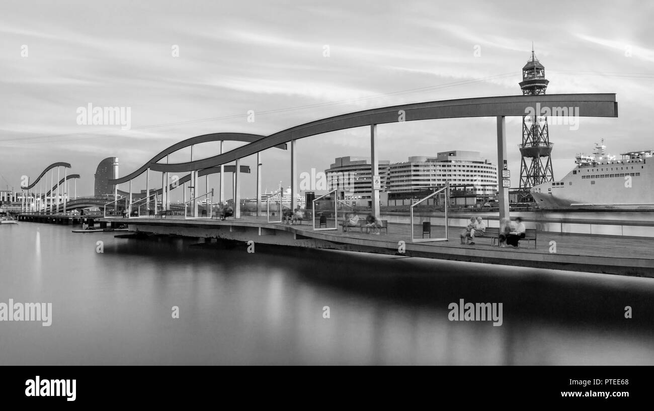 Una lunga esposizione foto di La Rambla de Mar (Rambla del mare) a Barcellona Foto Stock