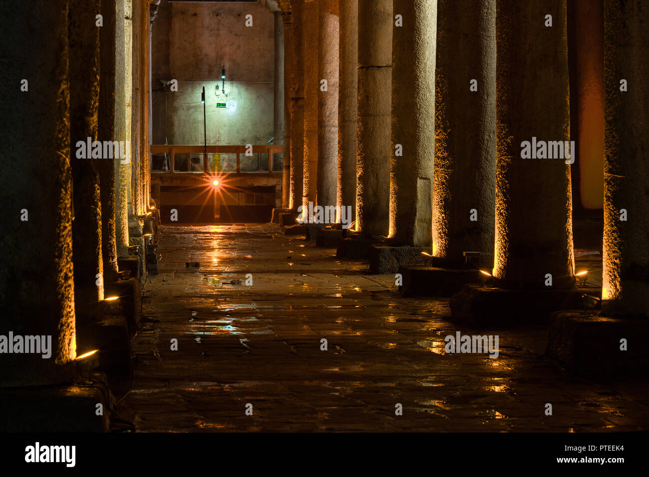 Consente di visualizzare le righe di antiche colonne romane in marmo nella Basilica Cisterna o Yerebatan Sarnıcı, Istanbul, Turchia Foto Stock