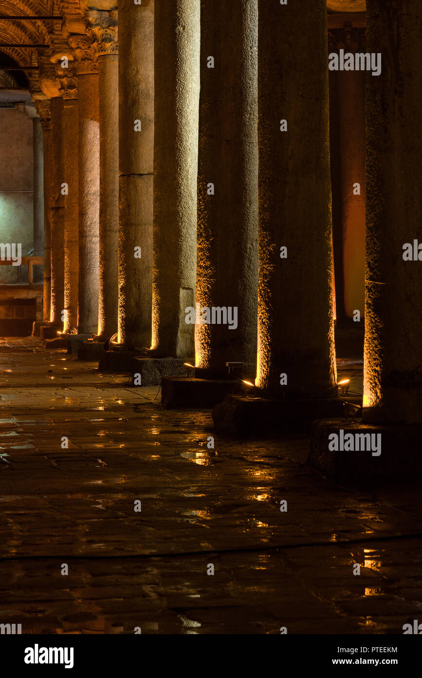 Consente di visualizzare le righe di antiche colonne romane in marmo nella Basilica Cisterna o Yerebatan Sarnıcı, Istanbul, Turchia Foto Stock