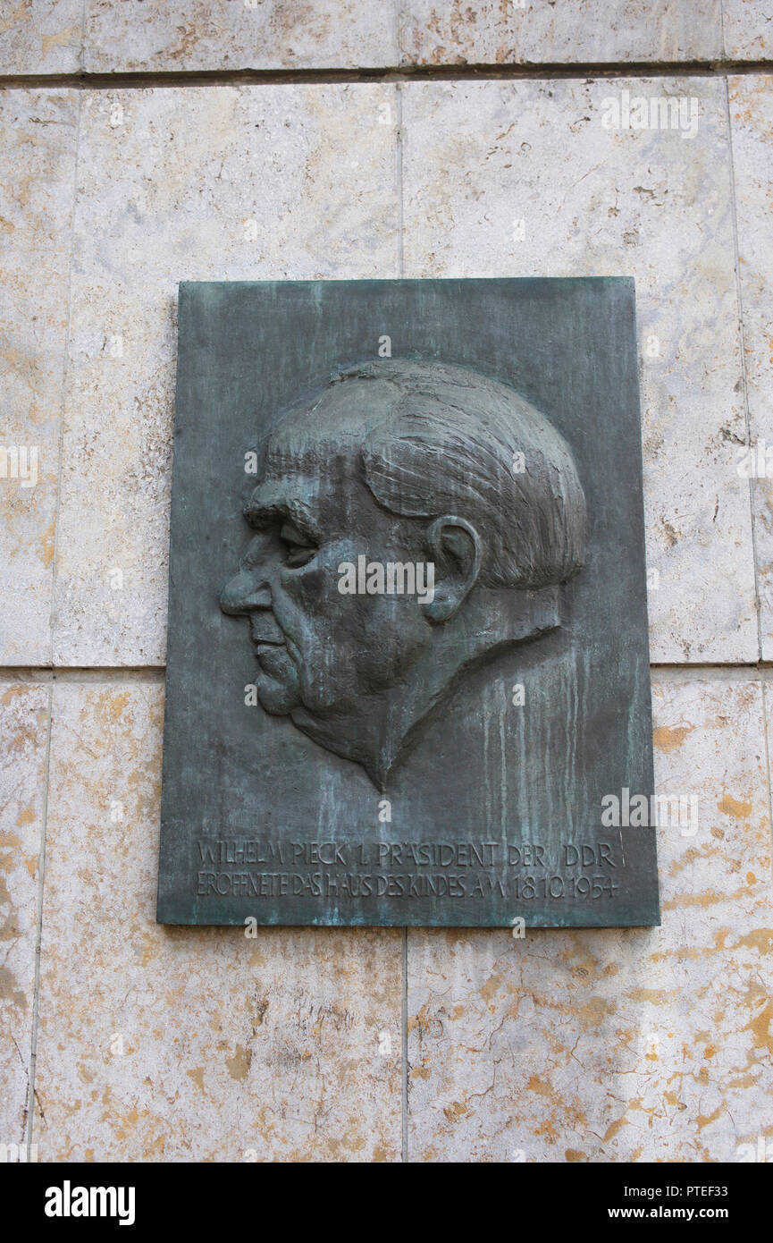 Memoriale di ex Est presidente tedesco Willhelm Pieck su Strausberger Platz, Berlin, Germania. Wilhelm Pieck primo presidente della DDR placca su una w Foto Stock