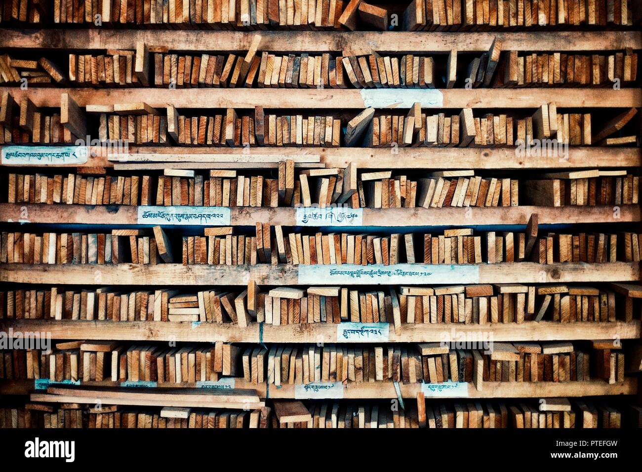 Monastero di Labrang, Xiahe, provincia di Gansu / Cina - 6 GIU 2011: religiose tibetane script di legno libro di testo dei timbri per la replica e la riproduzione di santo v Foto Stock