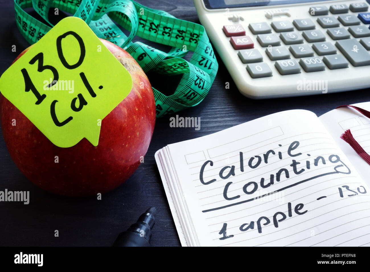 Valore calorico concetto. Apple e tra le calorie. Foto Stock