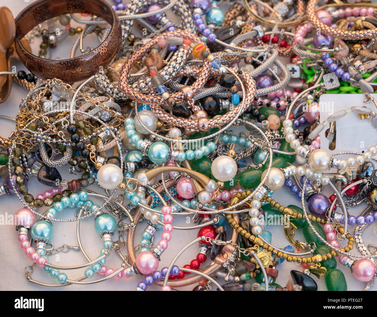 Collane e gioielli in vendita nel negozio di mercato,milano italia Foto  stock - Alamy
