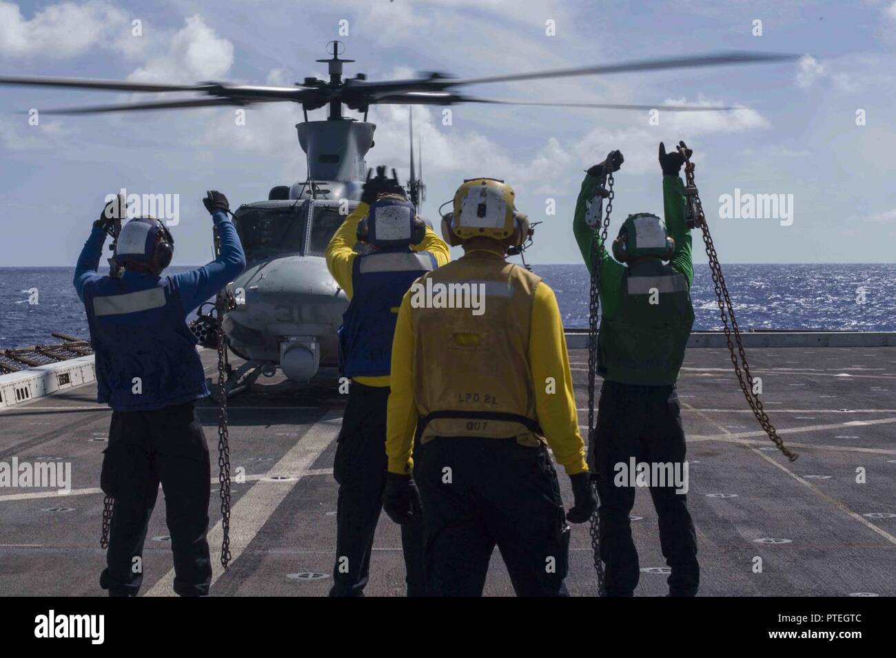 Oceano Pacifico (16 luglio 2017) velisti assegnati al dipartimento dell'aria a bordo il trasporto anfibio dock nave USS San Diego (LPD 22), mostrano i piloti di un UH-1Y Venom, assegnato a mezzo marino Tiltrotor Squadron 161 (rinforzato) che le catene sono state rimosse. San Diego è avviato una distribuzione programmata come parte dell'America anfibio gruppo pronto, che è composto di più di 1.800 marinai e 2.600 marines assegnato all'America, Pearl Harbor e San Diego. Foto Stock
