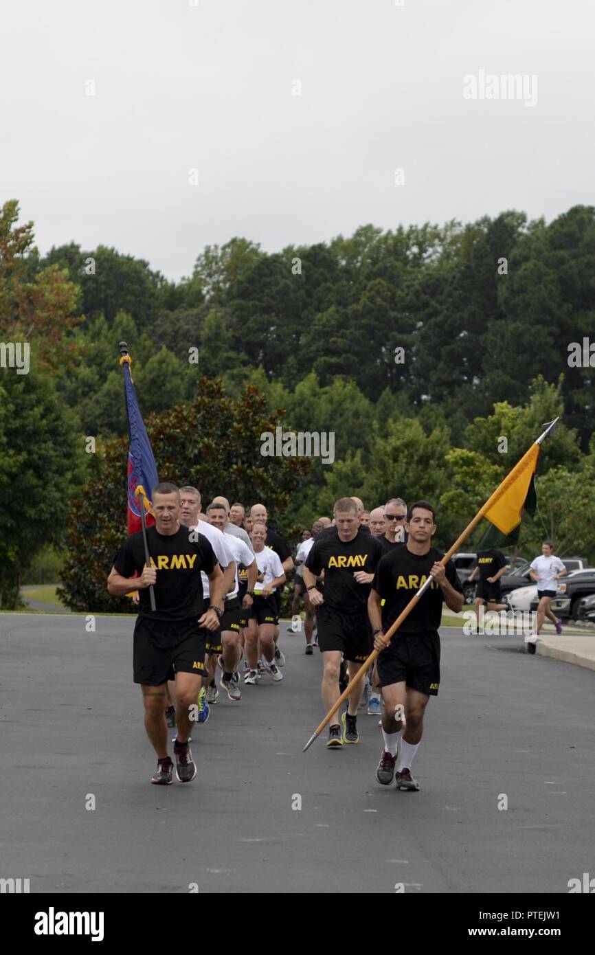 North Carolina National Guard soldati e aviatori festeggiare il centesimo compleanno di Old Hickory durante una tre-mile eseguire in Raleigh, North Carolina, luglio 18, 2017. Old Hickory è stato stabilito durante la Prima Guerra Mondiale come il trentesimo divisione di fanteria. Durante il secolo l'unità è stato riorganizzato, attualmente è il trentesimo Armored Brigade Combat Team. Foto Stock