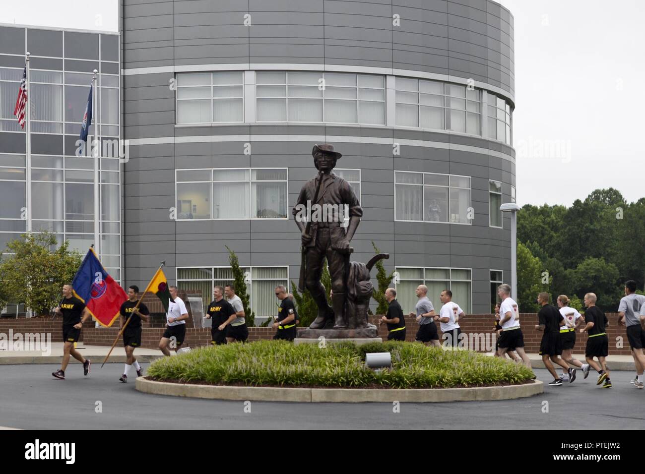 North Carolina National Guard soldati e aviatori festeggiare il centesimo compleanno di Old Hickory durante una tre-mile eseguire in Raleigh, North Carolina, luglio 18, 2017. Old Hickory è stato stabilito durante la Prima Guerra Mondiale come il trentesimo divisione di fanteria. Durante il secolo l'unità è stato riorganizzato, attualmente è il trentesimo Armored Brigade Combat Team. Foto Stock