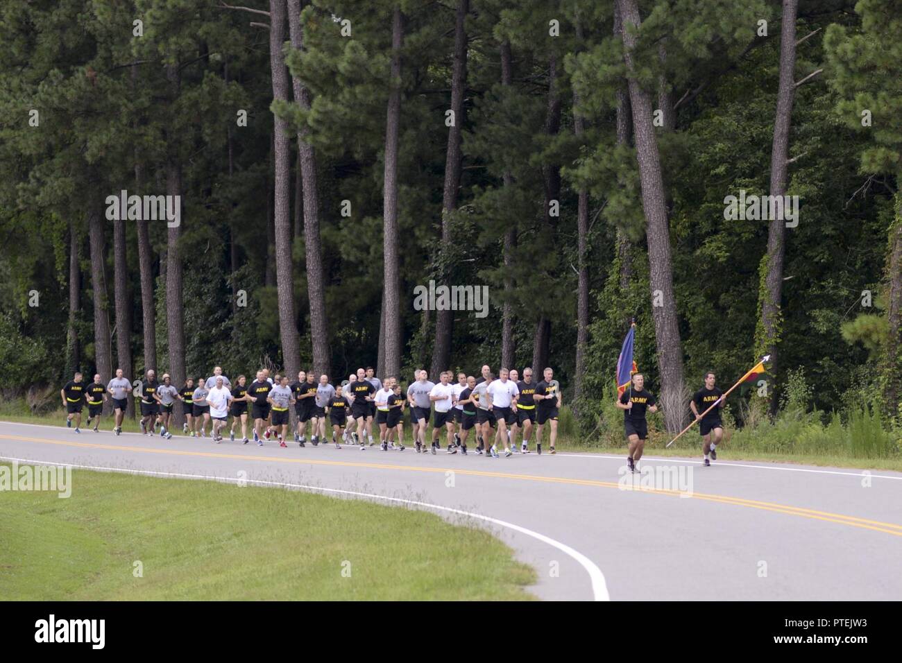 North Carolina National Guard soldati e aviatori festeggiare il centesimo compleanno di Old Hickory durante una tre-mile eseguire in Raleigh, North Carolina, luglio 18, 2017. Old Hickory è stato stabilito durante la Prima Guerra Mondiale come il trentesimo divisione di fanteria. Durante il secolo l'unità è stato riorganizzato, attualmente è il trentesimo Armored Brigade Combat Team. Foto Stock