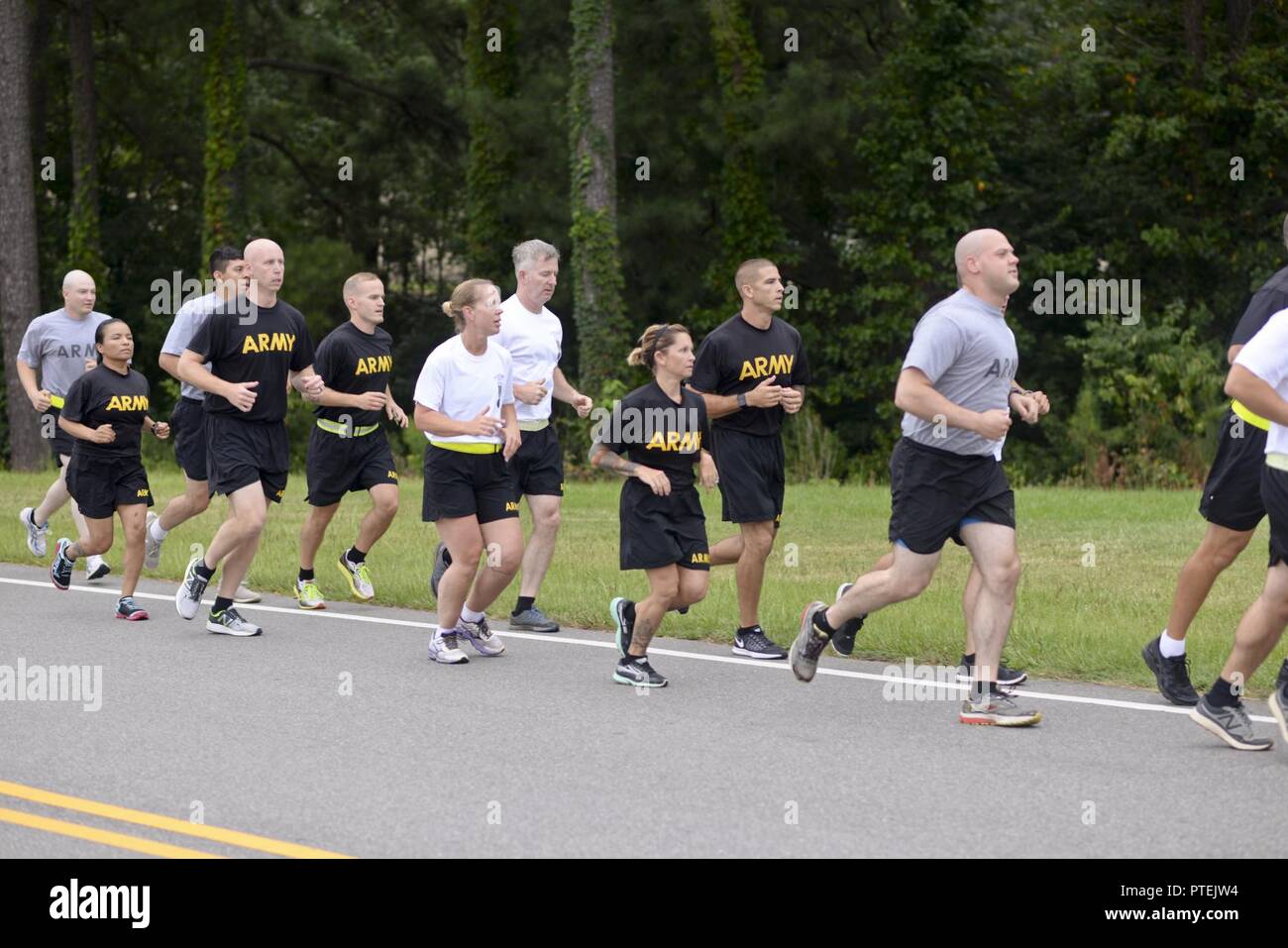 North Carolina National Guard soldati e aviatori festeggiare il centesimo compleanno di Old Hickory durante una tre-mile eseguire in Raleigh, North Carolina, luglio 18, 2017. Old Hickory è stato stabilito durante la Prima Guerra Mondiale come il trentesimo divisione di fanteria. Durante il secolo l'unità è stato riorganizzato, attualmente è il trentesimo Armored Brigade Combat Team. Foto Stock