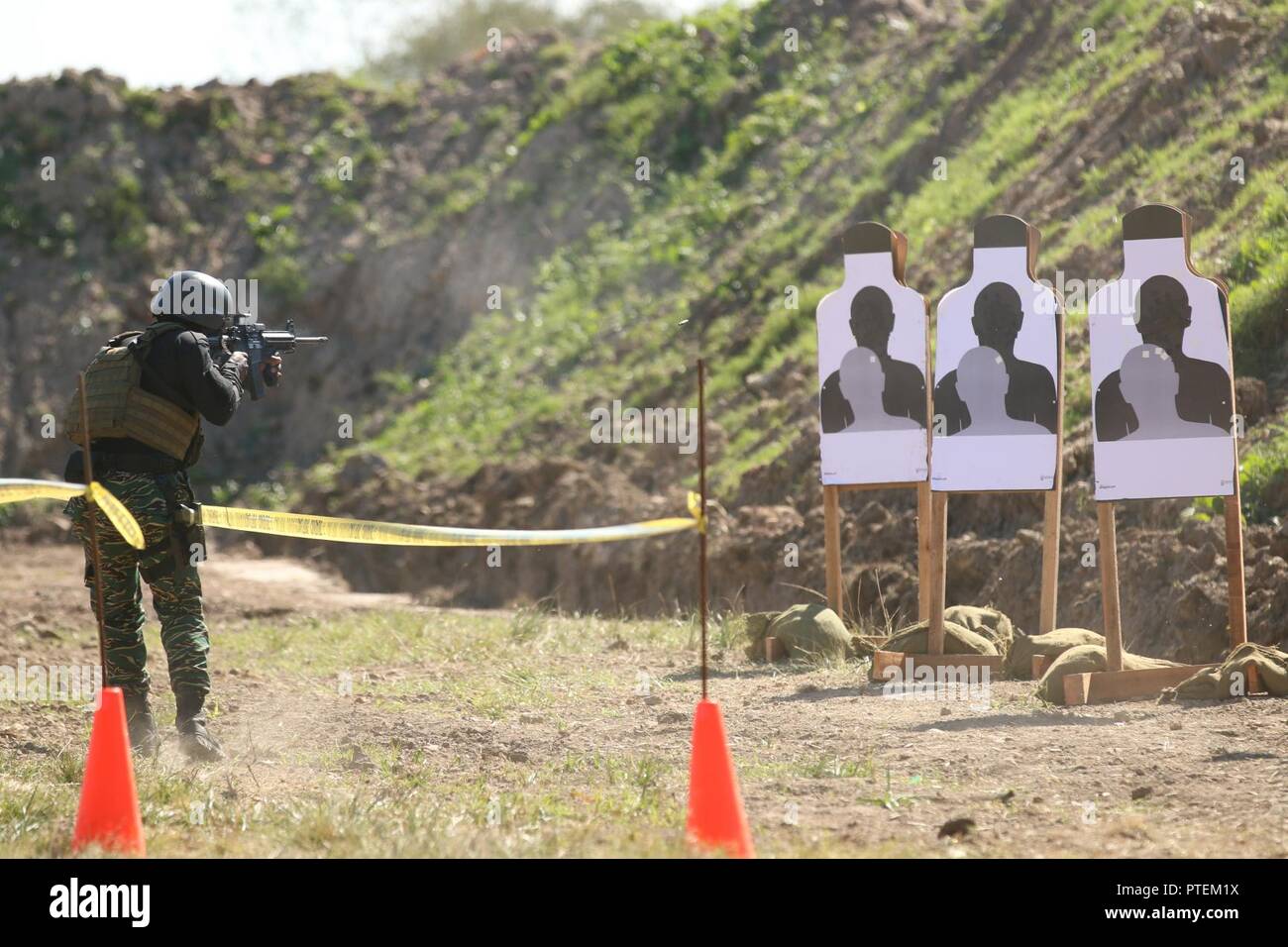 Un concorrente Guyanese inizia il compito cruciale Valutazione 1 corso come parte del XIII Fuerzas annuale concorso Comando Luglio 18, 2017 a Vista Alegre in Presidente Hayes, Paraguay. La concorrenza aiuta i 20 paesi concorrenti di acquisire competenze di formazione per promuovere la sicurezza regionale. Foto Stock