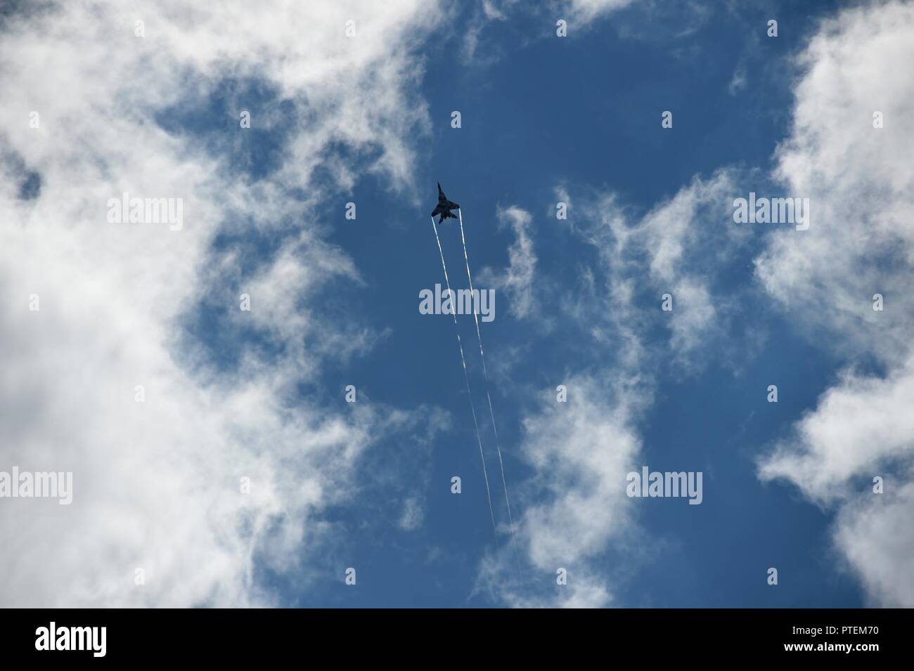 MYKOLAIV, Ucraina (14 luglio 2017) Un ucraino Su-25 jet da combattimento conduce manovre aeree durante la brezza del mare 2017 componente aria dimostrazione a Kulbakino Air Base in Mykolaiv, Ucraina, 14 luglio. La Brezza Marina è un USA e Ucraina co-ospitato multinazionale esercizio marittimo detenute nel Mar Nero ed è progettato per migliorare l'interoperabilità delle nazioni partecipanti e a rafforzare la sicurezza marittima all'interno della regione. Foto Stock