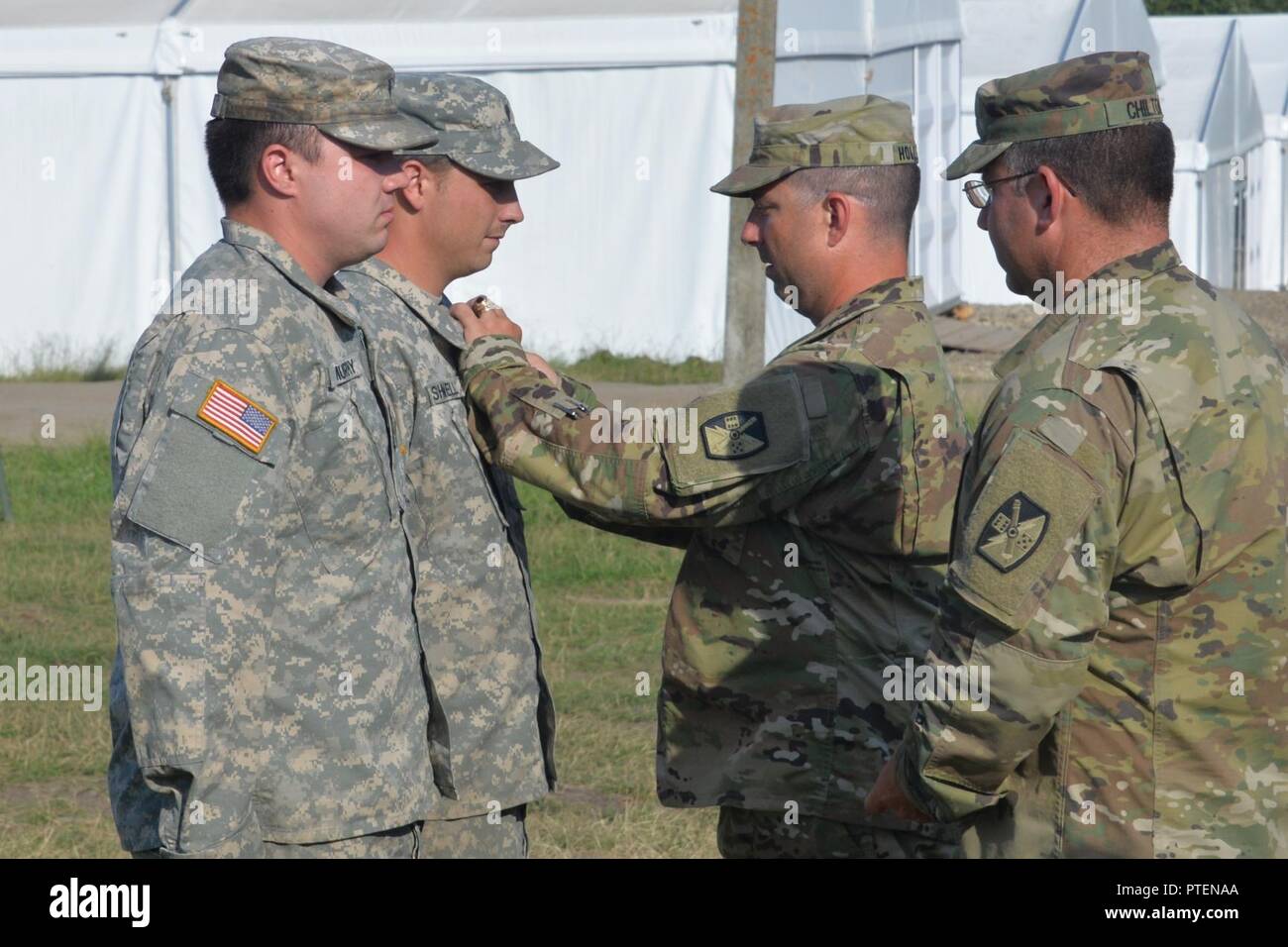 5° Battaglione, 113Campo Reggimento di Artiglieria Advanced Echelon team conduce una formazione finale in cui i soldati sono riconosciuti per il loro appoggio e la loro professionalità durante l'esercizio Saber custode, 14 giugno 2017. Esercizio Saber custode '17 è un U.S. Comando europeo che si svolge in Ungheria, la Romania e la Bulgaria che coinvolgono più di 25.000 membri del servizio da oltre venti alleato e nazioni partner. Il più grande della regione del Mar Nero esercizi, Saber Guardian 17 è il principale evento di formazione per gli Stati Uniti Esercito in Europa e le nazioni partecipanti che costruirà la prontezza e migliorare l'interoperabilità sotto un unif. Foto Stock