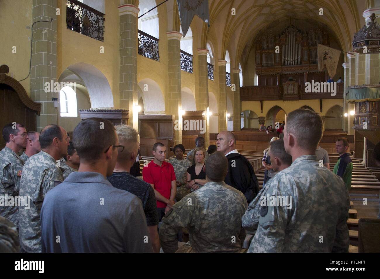 N.C. La Guardia Nazionale Cappellano Cpt. Rodney Dettmer funziona con il rumeno cappellano offrendo 5-113th campo Reggimento di Artiglieria soldati la possibilità di visitare un locale 800-anno-vecchia chiesa e al comune con i parrocchiani locali durante la messa domenicale nella città di Cincu, Romania il 17 luglio, 2017. I soldati hanno dato l'opportunità irripetibile di esplorare la storica chiesa e per saperne di più sulla storia della città locali hanno chiamato a casa per esercitare Saber custode '17. Foto Stock