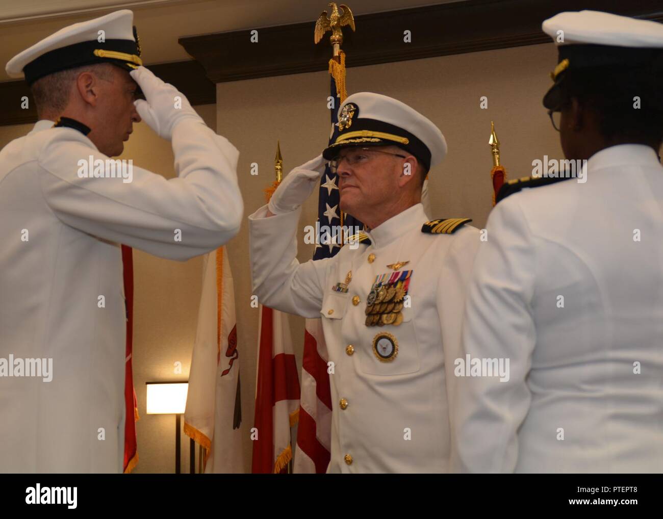 COLUMBUS, Ohio (13 luglio 2017) della Cmdr. Ben Martin assunto compiti come comandante della Marina Militare del distretto di reclutamento Ohio un cambiamento del comando cerimonia presso Embassy Suites Columbus, Ohio. Foto Stock