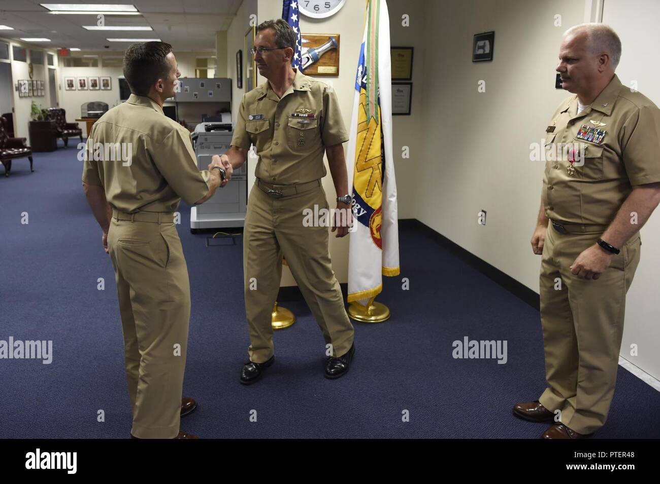 ARLINGTON, VIRGINIA (lug. 19, 2017) posteriori Adm. David Hahn, capo del Naval Research, si congratula con il cap. Kevin Quarderer dopo che egli ha assunto il comando di Office of Naval Research (ONR) Global da Capt. Clark Troyer, destra, durante un cambio del comando cerimonia di premiazione che si terrà a ONR. ONR Global fornisce in tutto il mondo la scienza e le soluzioni basate sulla tecnologia per le attuali e future sfide navale. Foto Stock