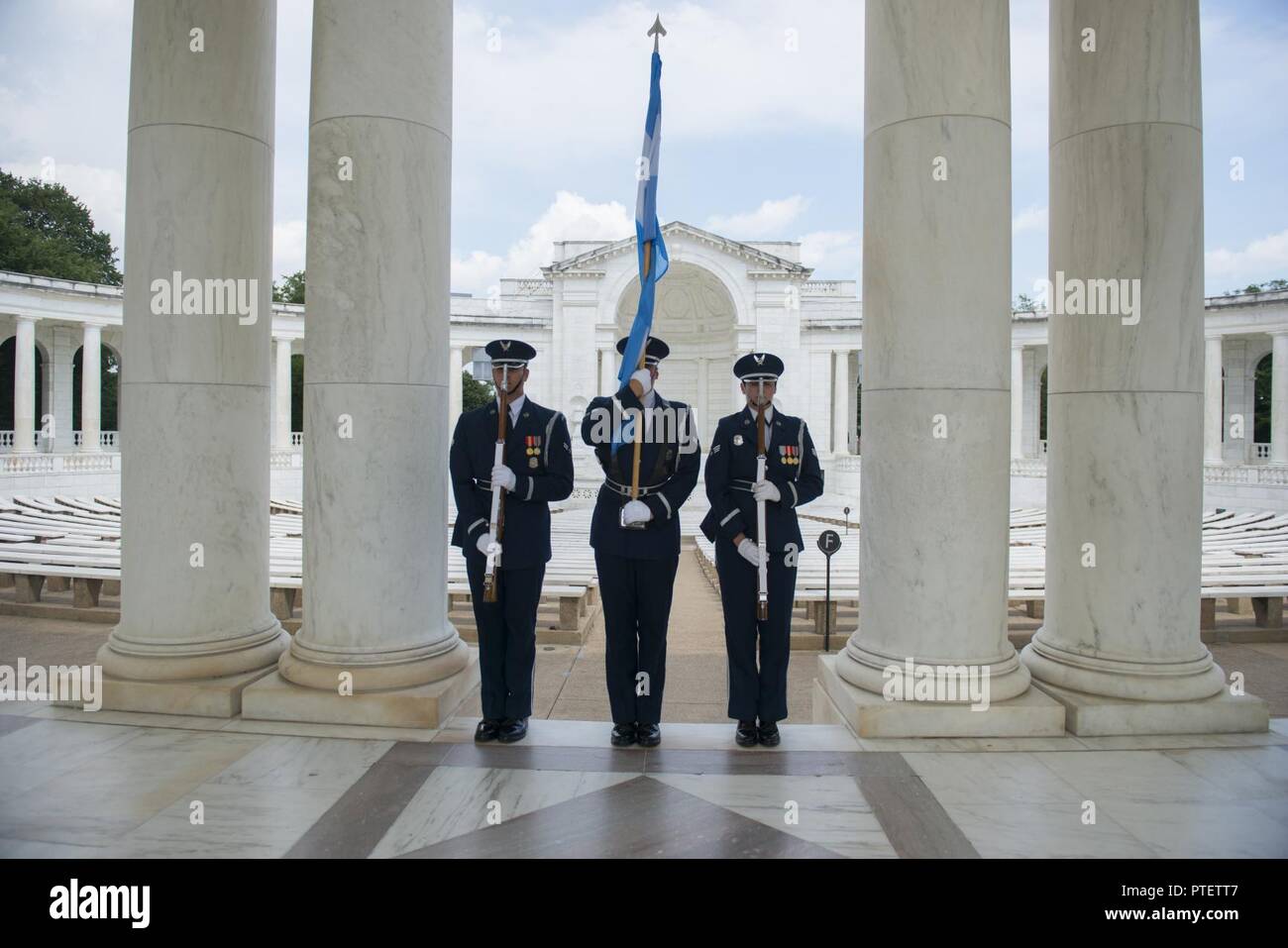 Brig. Gen. Enrique Amrein, direttore generale del personale delle Forze aeree argentine, partecipa a U.S. Aria Force​ pieni onori Wreath-Laying cerimonia presso la tomba del Milite Ignoto presso il Cimitero Nazionale di Arlington, Arlington, Virginia, luglio 18, 2017. Amrein girato anche il memoriale Anfiteatro Sala di visualizzazione. Foto Stock