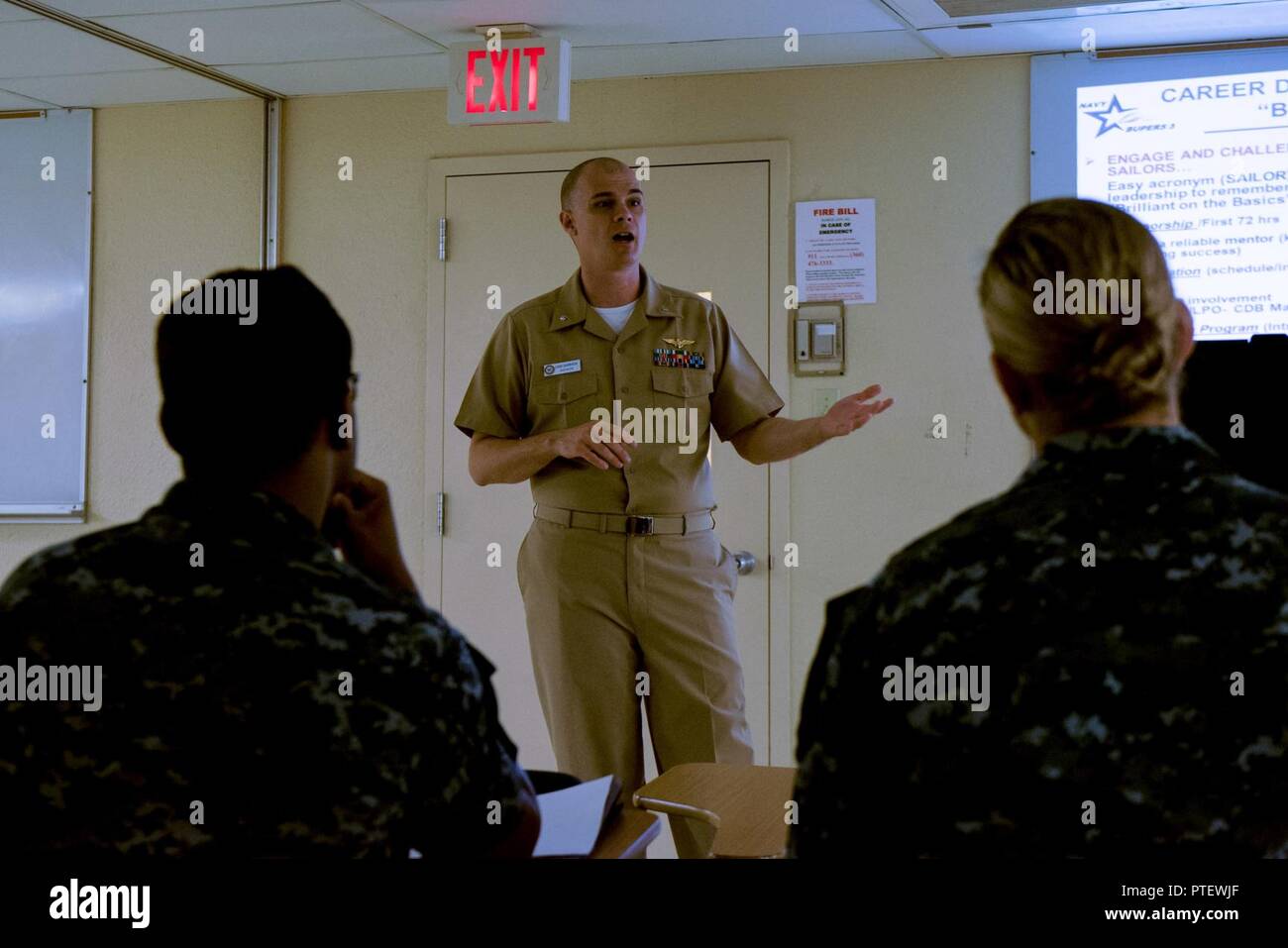 BREMERTON, Washington (Luglio 18, 2017) della Cmdr. Caso Garrison, aviazione arruolato community manager, parla ai velisti assegnati alla USS John C. Stennis CVN (74) durante una flotta Team impegno breve a bordo di una chiatta di ormeggio utilizzato per fornire vivente e lo spazio di lavoro durante la manutenzione costante periodo. L'impegno della flotta Team è un gruppo di comunità manager, detailers e collocamento ufficiali che andare fuori per la flotta per mantenere i marinai informato di come la politica del personale influisce sulle loro carriere. La flotta del Team di impegno è da ufficio del personale della Marina (BUPERS) e personale della Marina il comando (NAVPERSCOM) Enliste Foto Stock
