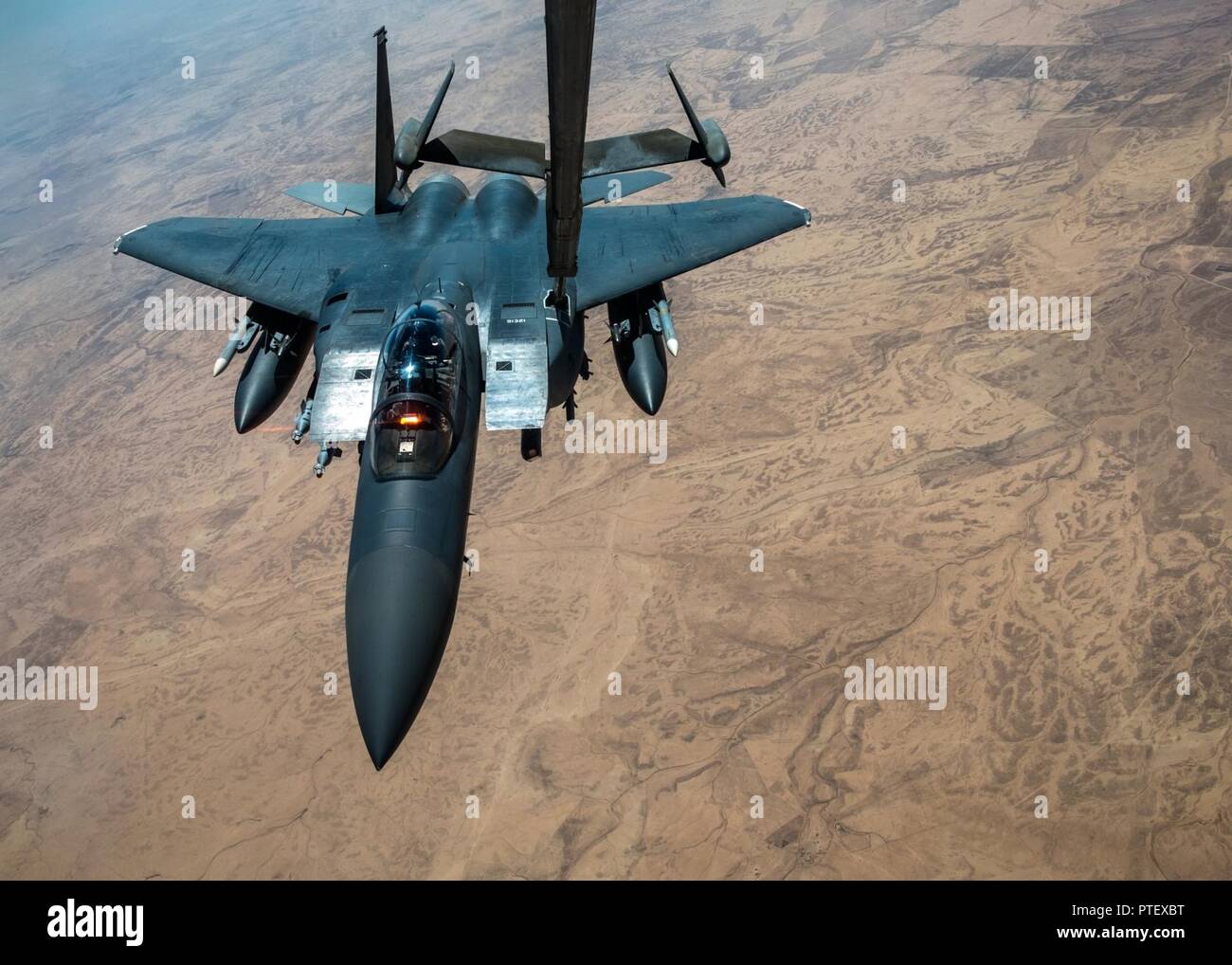 Un F-15E Strike Eagle riceve il carburante da una KC-10 Extender con il 908th Expeditionary Air Refuelling Squadron 19 luglio 2017, su una località segreta in Asia sud-ovest. Sebbene il KC-10's missione primaria è antenna rifornimento, si possono combinare le attività delle navi cisterna e aeromobili cargo da rifornimento combattenti e trasportare contemporaneamente il fighter personale di supporto e apparecchiature su installazioni d'oltremare. Foto Stock