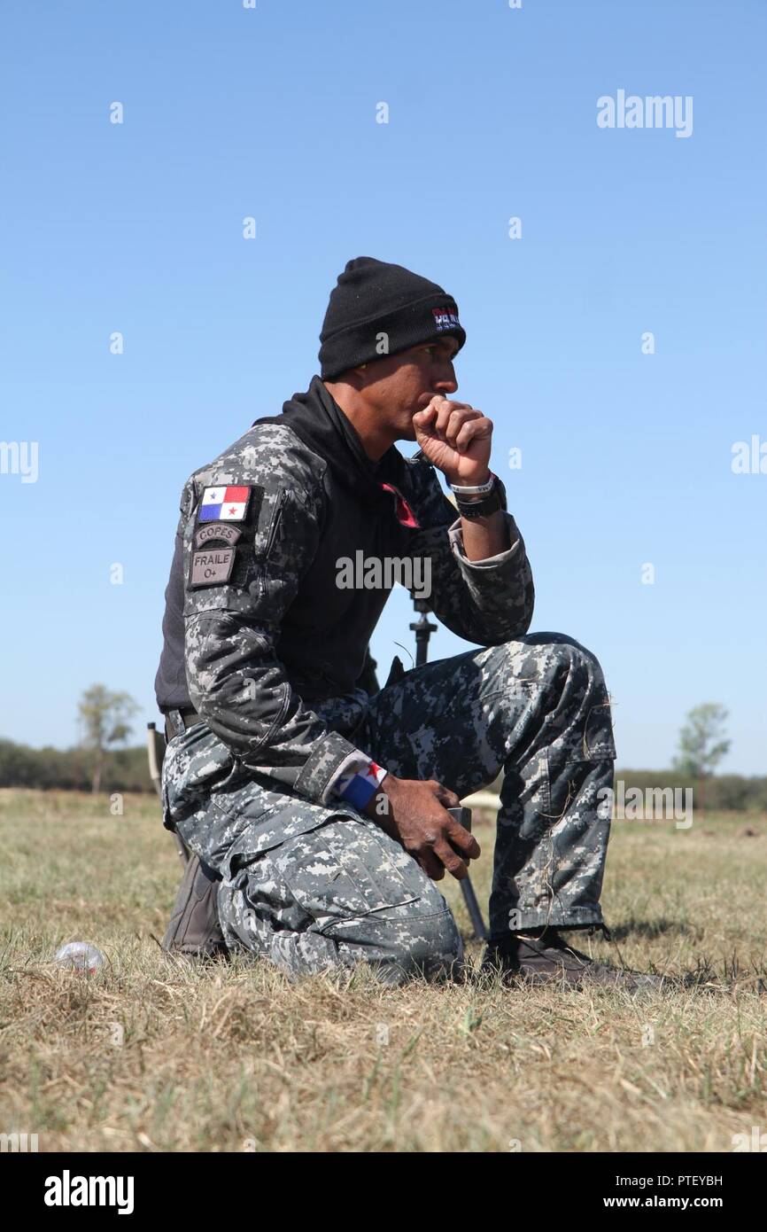 Un cecchino panamense contempla il suo target durante Fuerzas del comando di competion sniper luglio, 18, 2017 a Vista Alegre, Paraguay. Fuerzas Comando è un militare straniera la concorrenza di interazione progettati per migliorare la multinazionale e la cooperazione regionale, la reciproca fiducia e sicurezza e per migliorare la formazione, la disponibilità, l'interoperabilità e la capacità regionale di forze per le operazioni speciali (SOF). Foto Stock