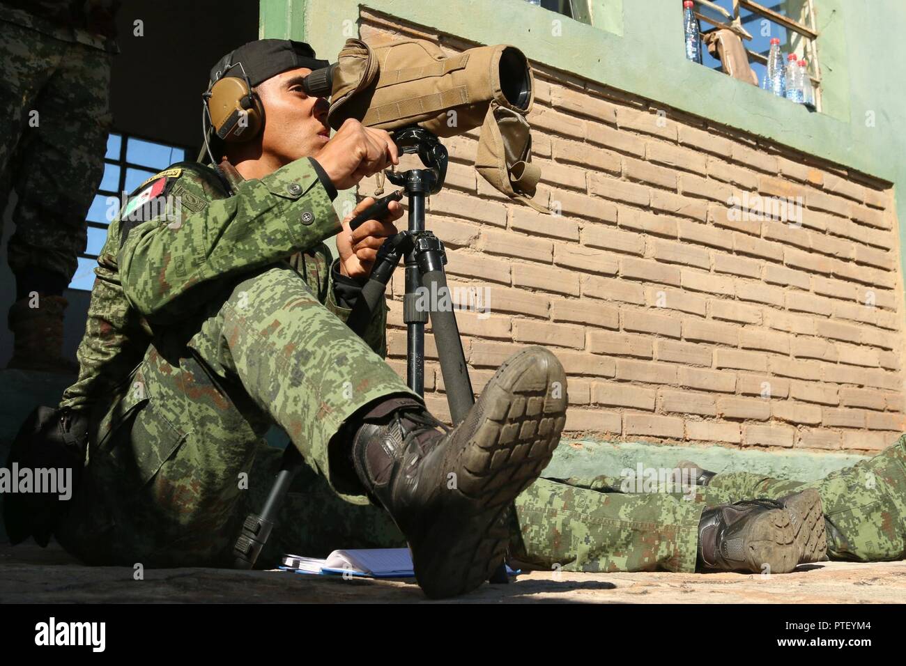 Un messicano sniper individua gli obiettivi di gamma verso il basso, 19 luglio 2017 durante la Fuerzas Comando concorrenza a Paraguari Affitto, Paraguay. Il concorso comprende 20 paesi che inviano elite offerte agli operatori di lotta per il primo posto del trofeo. Foto Stock